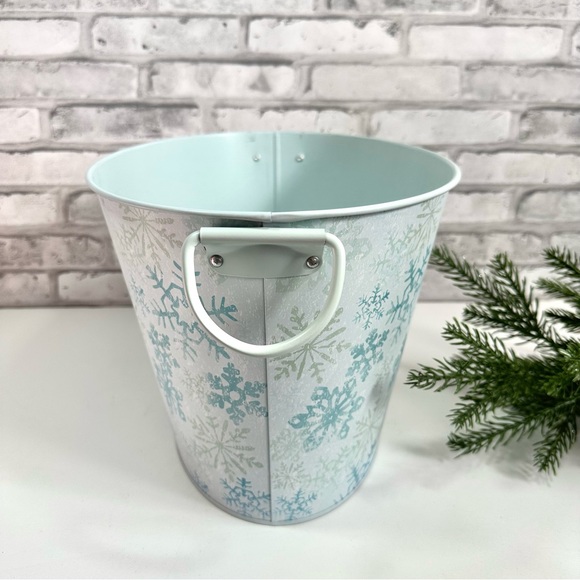 Mainstays Blue Snowflake Christmas Holiday Metal Oval Bucket With Handles - NWT - Picture 8 of 12